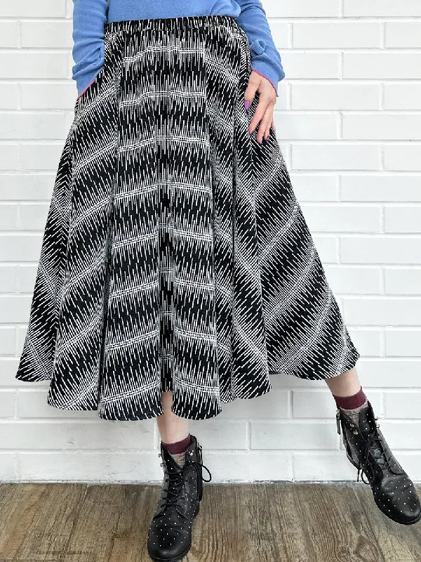 New Colour! Mono Textured Knitted Pattern Flowy Round Skirt button skirt front